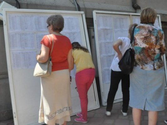 Elevii care au luat notă maximă la bacalaureat şi la evaluarea naţională, premiaţi de Guvern